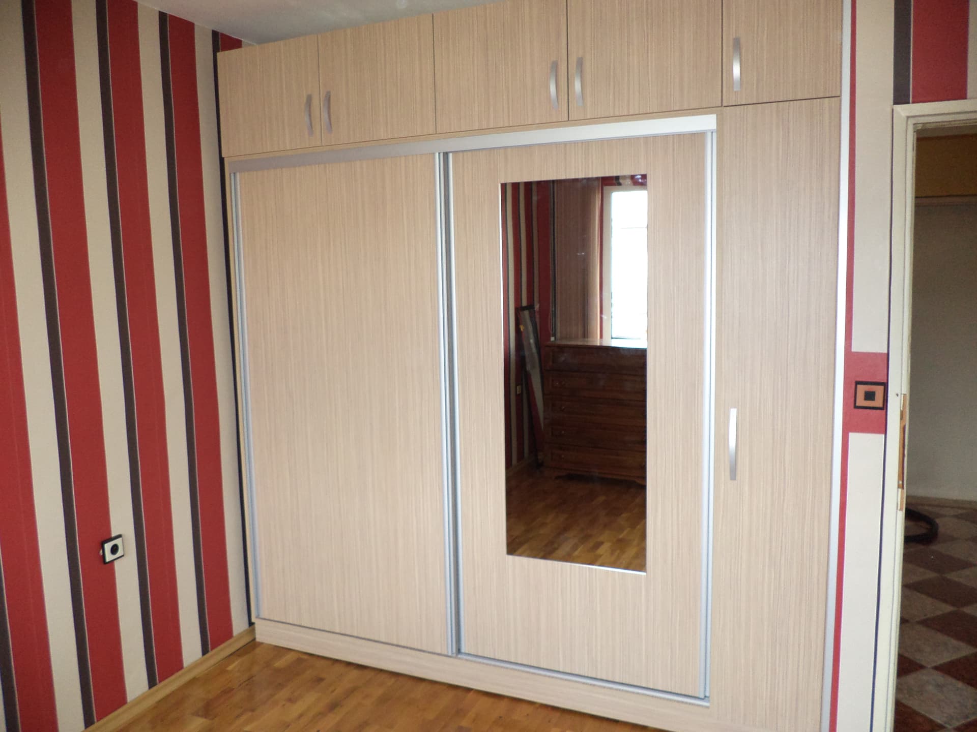 гардероб плъзгащи врати плавно затваряне